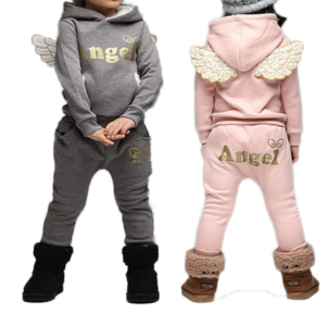 Dětská sportovní souprava s kapucí a andělskými křídly