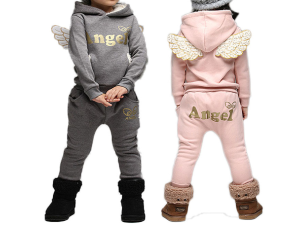 Dětská sportovní souprava s kapucí a andělskými křídly