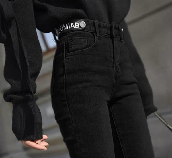 Elastické úzké džíny s vysokým pasem