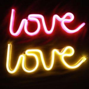 Valentýnská LED neonová světla ve tvaru nápisu "love"