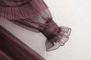 Roztomilé originální šaty ze síťoviny s dlouhým rukávem - Vinova, L