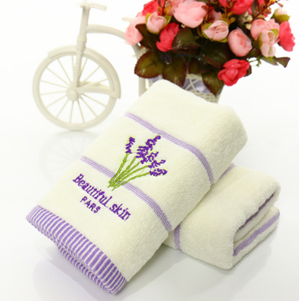 Měkké vyšívané bavlněné ručníky s levandulí - Purple