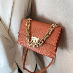 Malá texturovaná dámská kabelka s řetízkovou rukojetí - Yellow, 23x7x16cm
