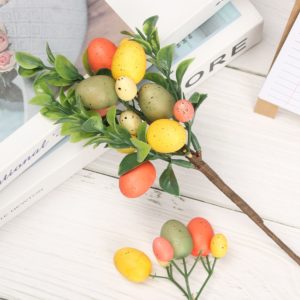 Velikonoční dekorační větev s umělými barevnými vajíčky