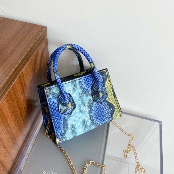 Malá dámská kabelka v moderním designu hadí kůže - Black