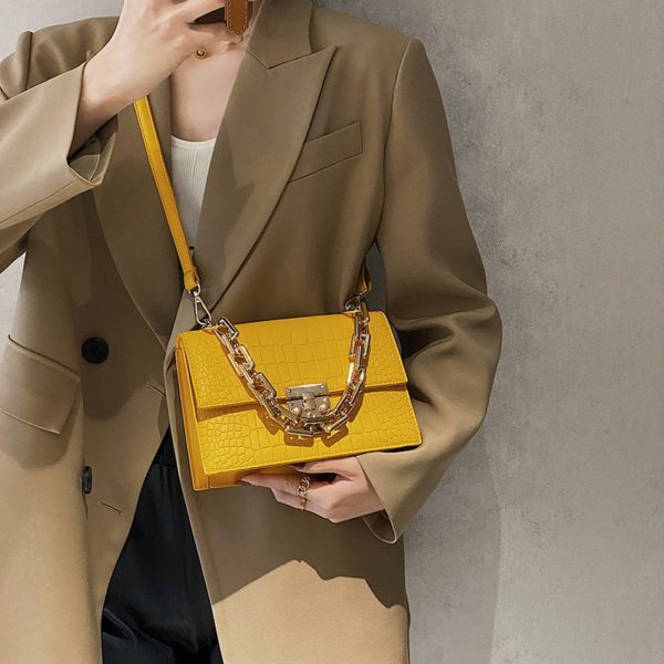 Malá texturovaná dámská kabelka s řetízkovou rukojetí - Yellow, 23x7x16cm