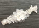 Krajkový svatební květinový podvazek s perličkami