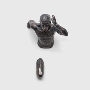 Kreativní socha běžce - Dark-bronze-left