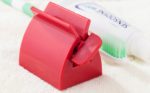Pomůcka na vytlačování zubní pasty - 2 barvy - Cervena