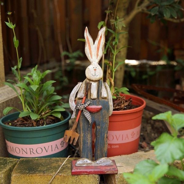 Veselý velikonoční dekorační zajíc - dřevěný - B